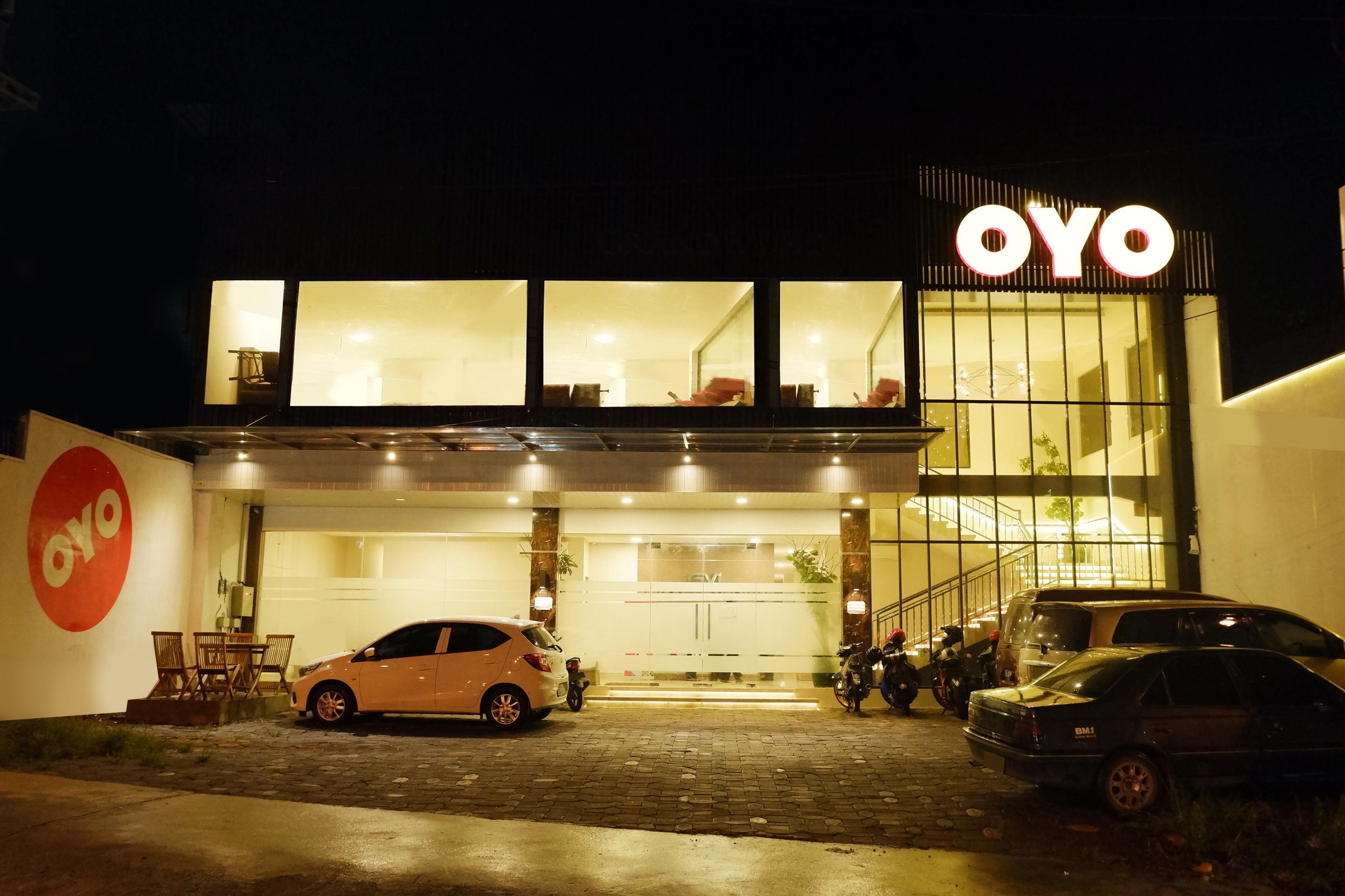 Hotel Oyo 379 Grand Mundu Semarang Exteriér fotografie